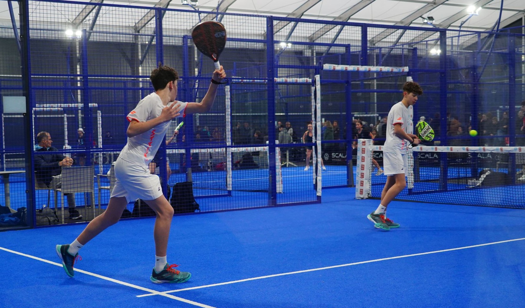 Découvrez les jeunes talents de l'AS Mantaise au Championnat National U16 de Padel à Narbonne. Suivez les jumeaux LANG TROTOUX et les experts du sport.