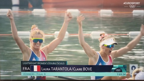 Claire Bové et Laura Tarantola lèvent les bras à l'arrivée