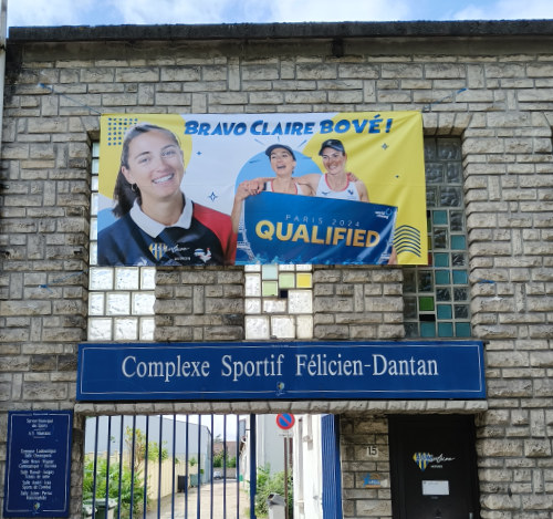 Banderole de soutien à Claire Bové devant l'AS Mantaise
